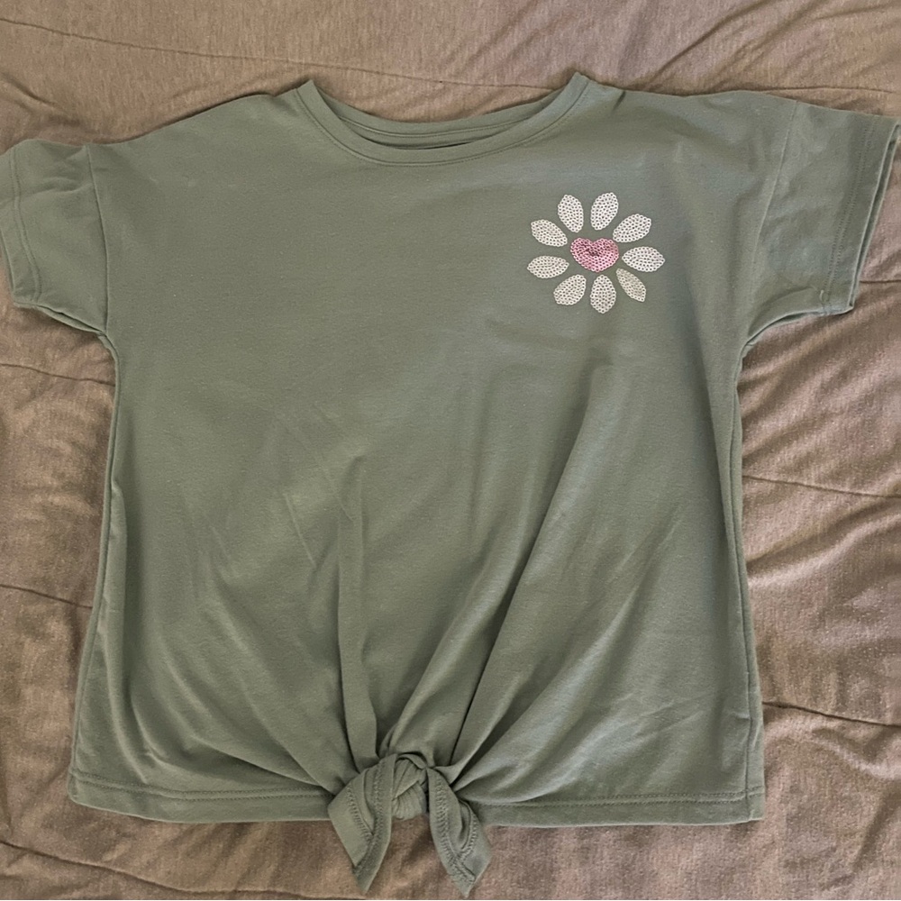 Tied flower top sage green 🦢